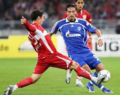 举一动都牵 举一动都牵